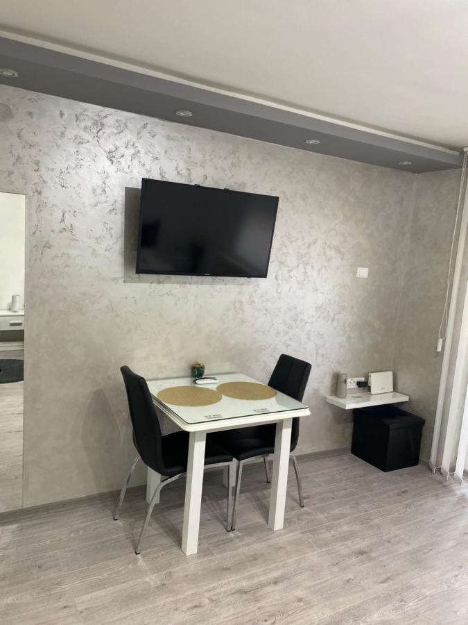 Manirosi 5 Apartment Subotica Bagian luar foto